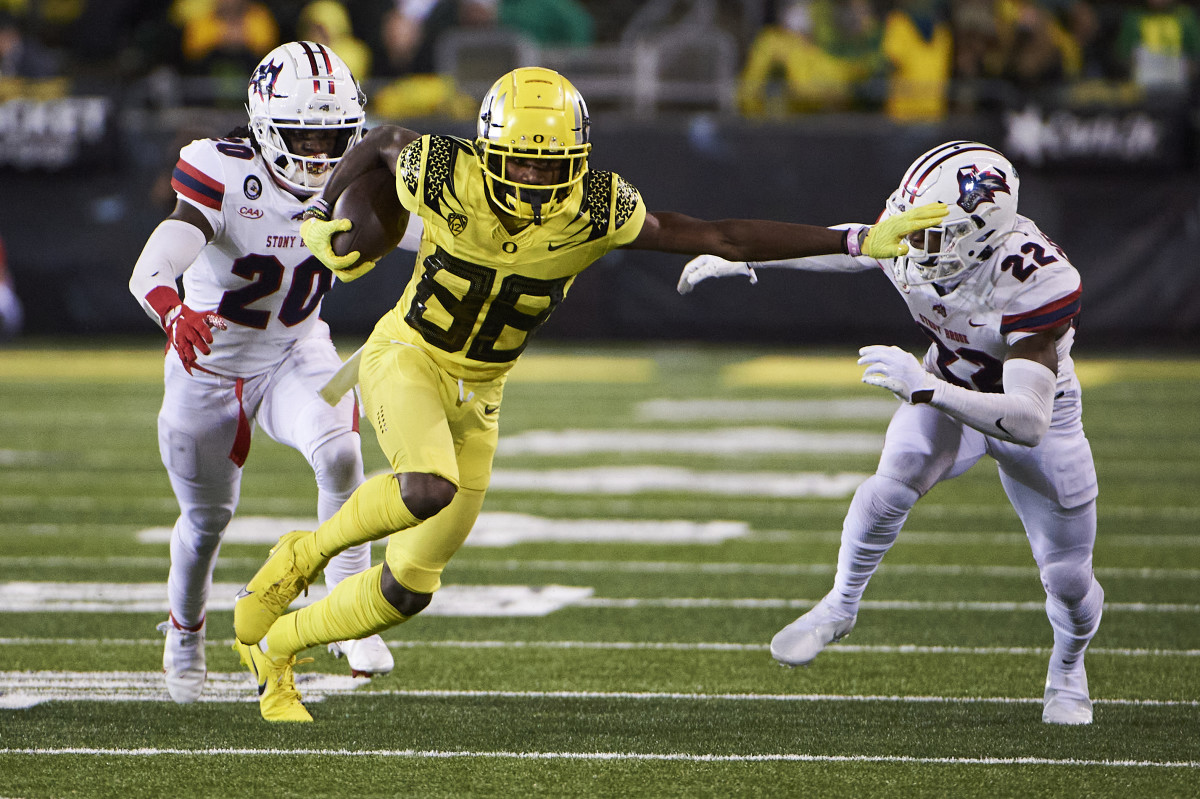 Oregon Ducks wide receiver Isaah Crocker vs. Stony Brook in 2021.